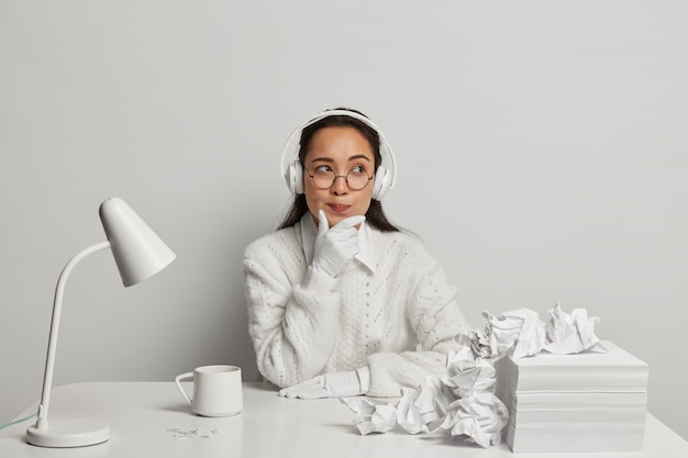 Hermosa joven estudiando en su escritorio