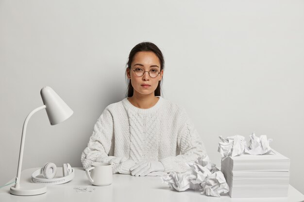 Hermosa joven estudiando en su escritorio