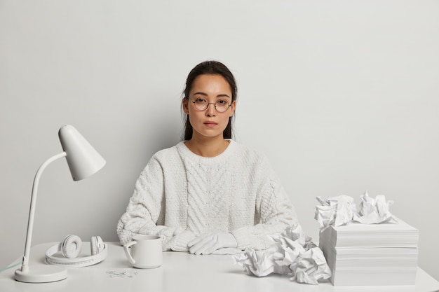 Hermosa joven estudiando en su escritorio