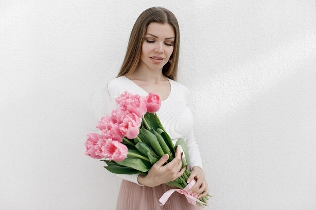 Hermosa joven con flores