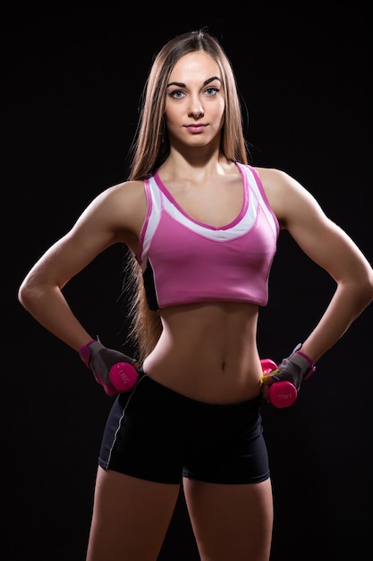 Hermosa joven en guantes de boxeo rojos aislado sobre fondo negro