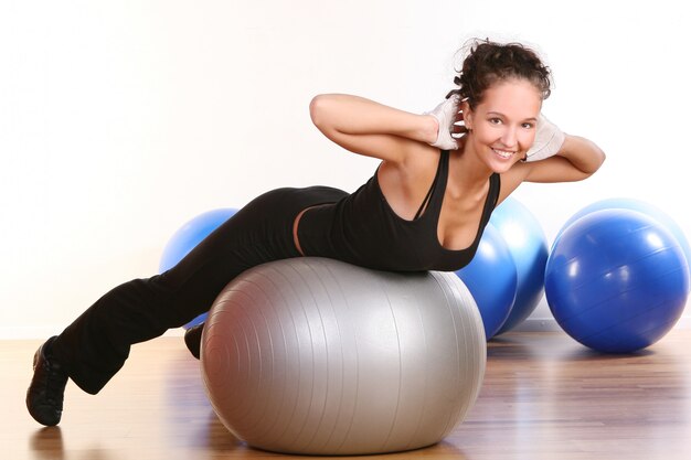 Hermosa joven haciendo fitness