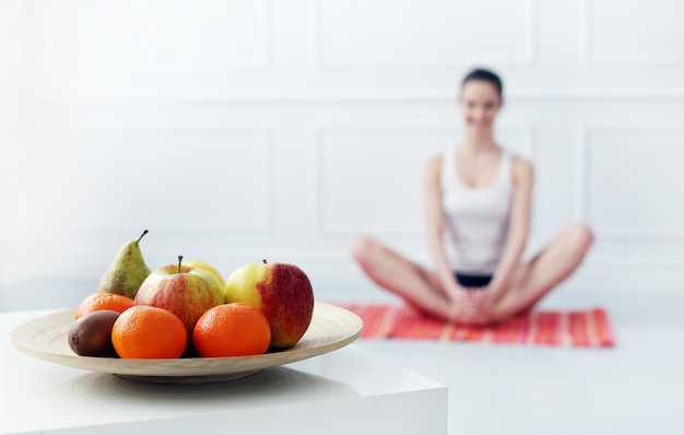 Foto gratuita hermosa joven haciendo yoga