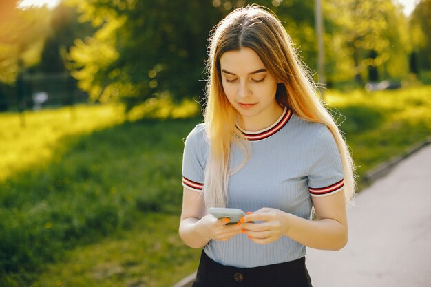 hermosa joven hermosa con pelo rubio brillante y una falda pasar buen tiempo