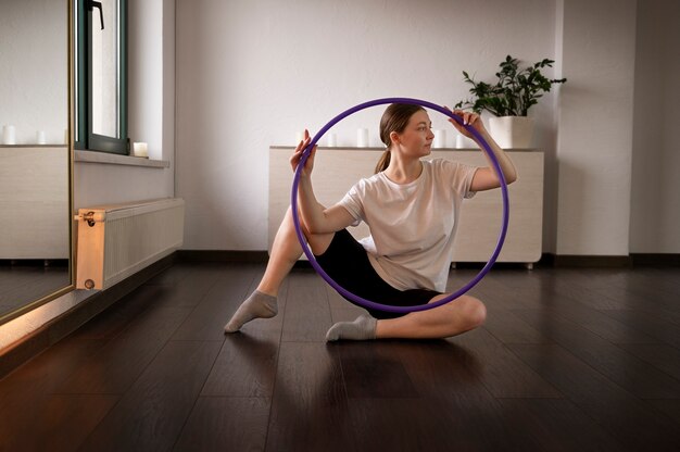 Hermosa joven con hula hop