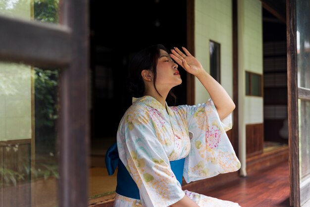 Hermosa joven japonesa vistiendo un kimono tradicional