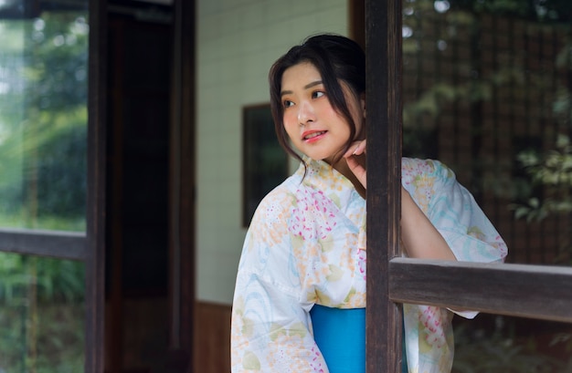 Foto gratuita hermosa joven japonesa vistiendo un kimono tradicional