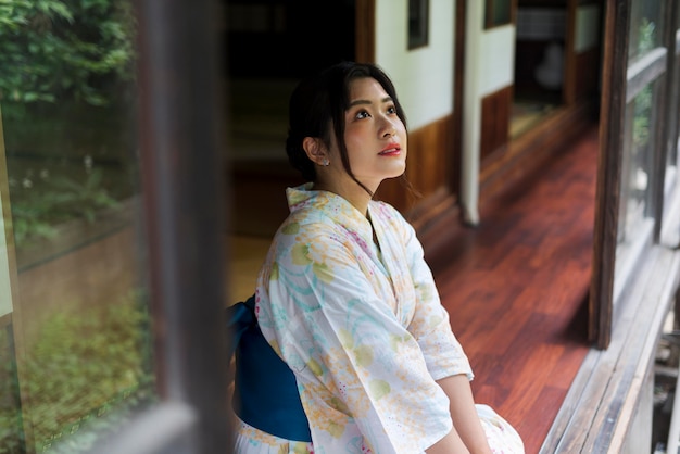 Hermosa joven japonesa vistiendo un kimono tradicional