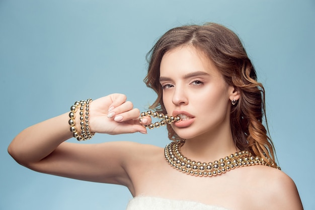 Hermosa joven con joyas de perlas