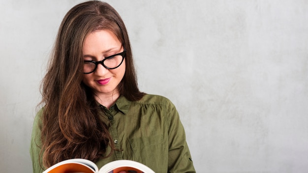 Hermosa joven leyendo un libro