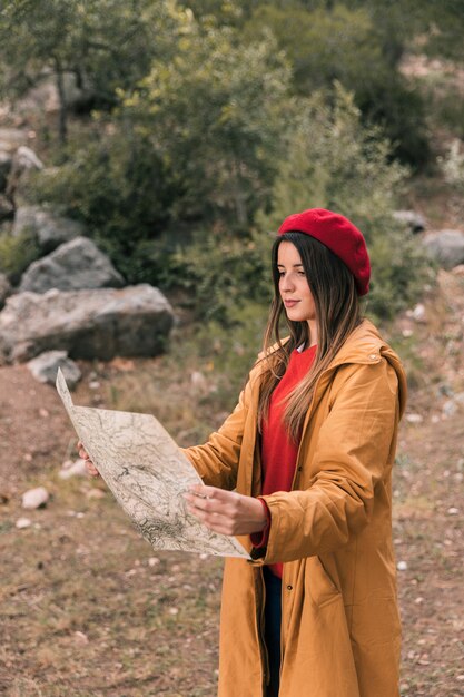 Hermosa joven leyendo el mapa