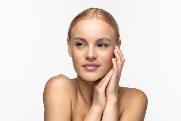 Hermosa joven con un ligero maquillaje natural y una piel perfecta