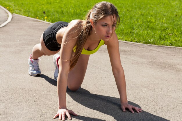 Hermosa joven lista para correr