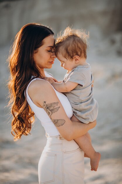 Hermosa joven madre con hijo pequeño