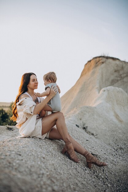 Hermosa joven madre con hijo pequeño