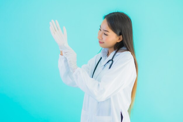 hermosa joven médico asiático con guantes