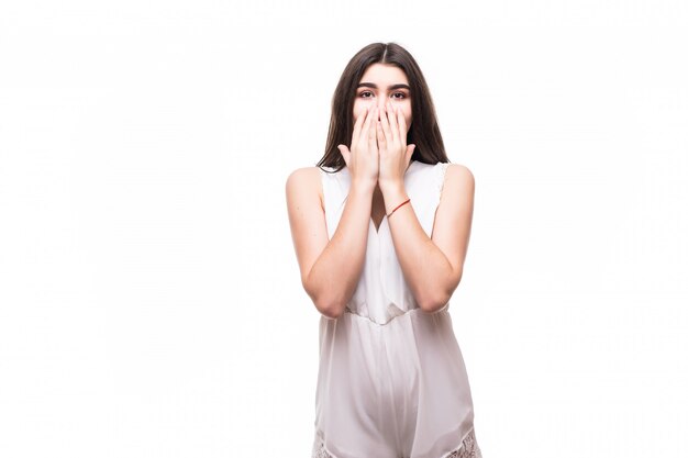 Hermosa joven modelo en vestido blanco moderno en blanco signo de miedo avergonzado