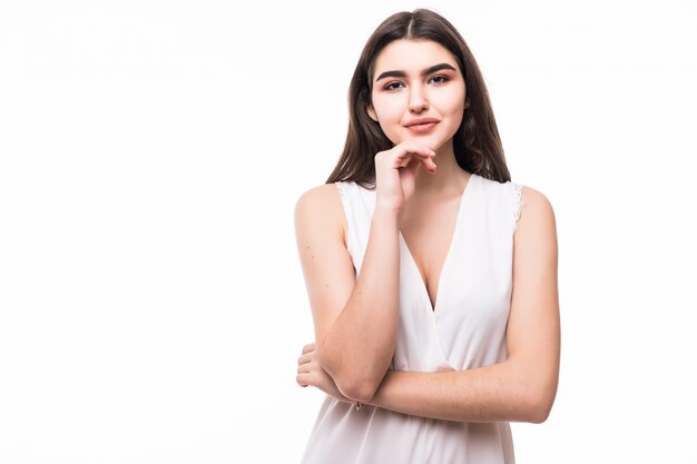 Hermosa joven modelo en vestido blanco moderno sobre blanco