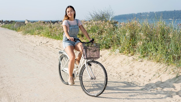 Foto gratuita hermosa joven montando bicicleta al aire libre