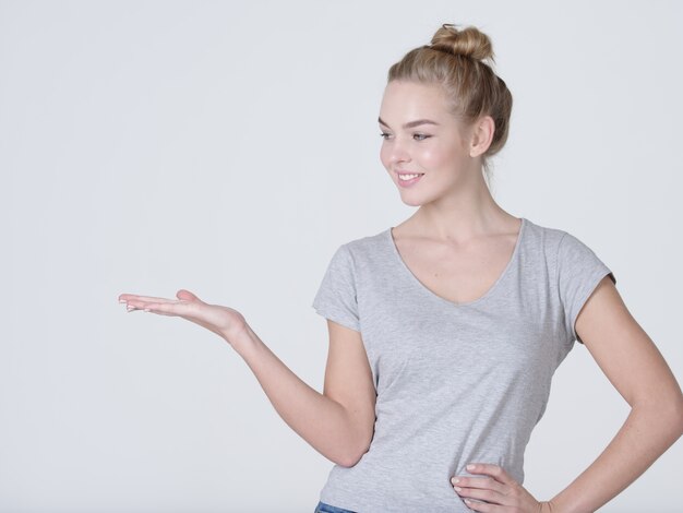 Hermosa joven mujer caucásica mostrar palma mano aislada sobre fondo blanco.