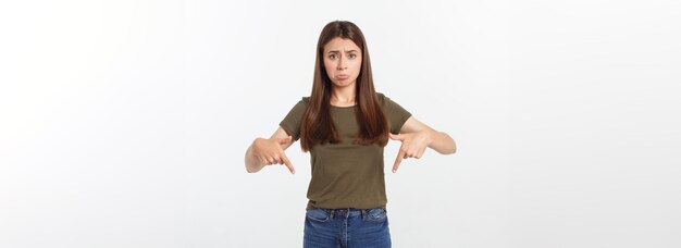 Hermosa joven mujer elegante sobre un fondo aislado señalando la mano y los dedos con expresión triste