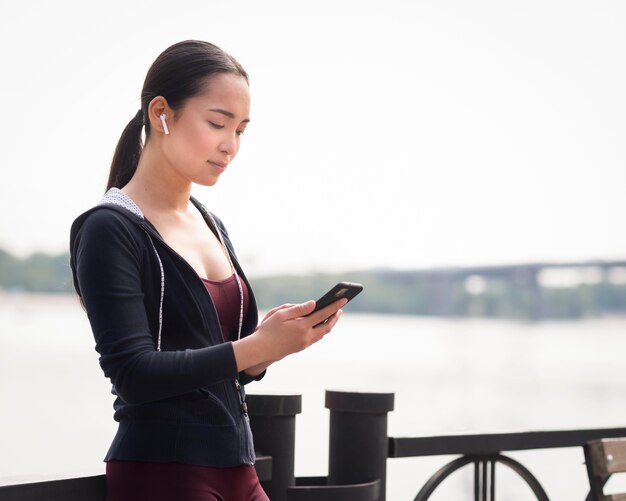 Hermosa joven navegando por teléfono móvil