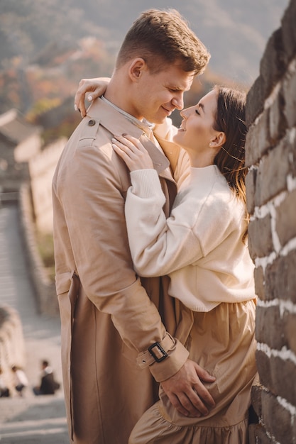 Foto gratuita hermosa joven pareja abrazándose en la gran muralla china