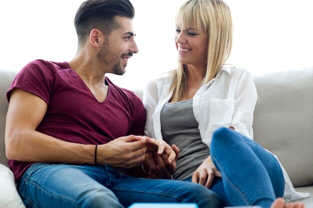 Hermosa joven pareja en el amor en casa.