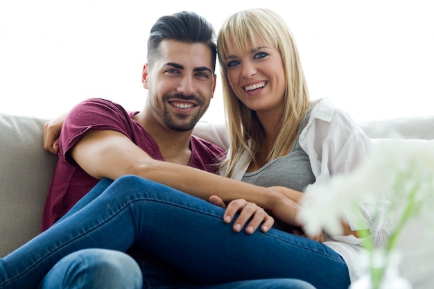 Hermosa joven pareja en el amor en casa.