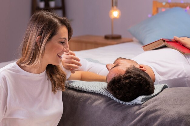 Hermosa joven pareja en la cama