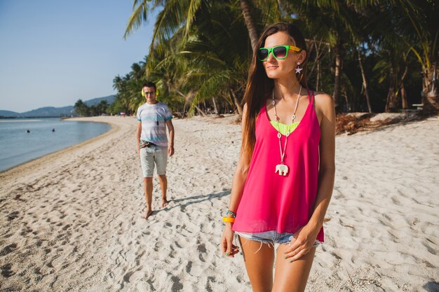 Hermosa joven pareja caminando en la playa tropical, Tailandia, salón de vacaciones, atuendo hipster, estilo casual, luna de miel, vacaciones, verano, estado de ánimo soleado y romántico