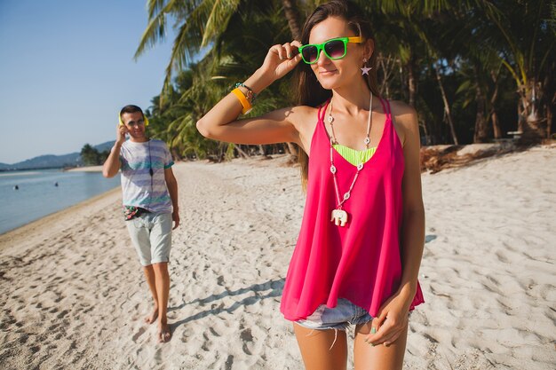 Hermosa joven pareja caminando en la playa tropical, Tailandia, salón de vacaciones, atuendo hipster, estilo casual, luna de miel, vacaciones, verano, estado de ánimo soleado y romántico