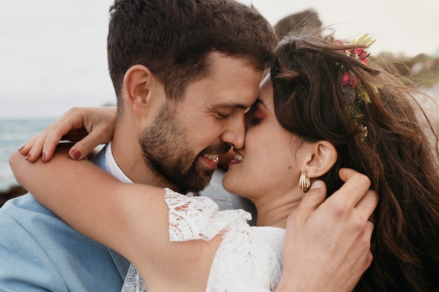 Hermosa joven pareja celebrando su boda en la playa