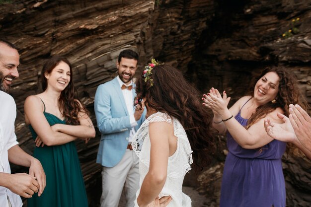 Hermosa joven pareja celebrando su boda en la playa