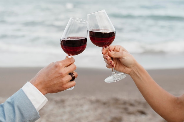 Hermosa joven pareja celebrando su boda en la playa