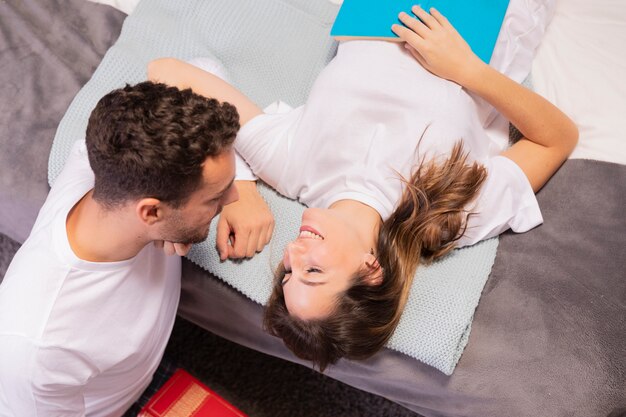 Hermosa joven pareja en el dormitorio