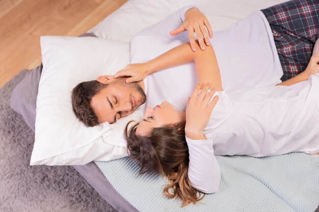 Hermosa joven pareja en el dormitorio