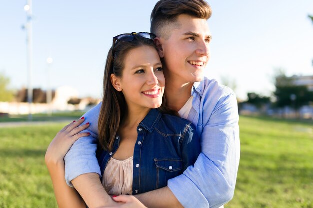 Hermosa joven pareja de enamorados en el parque.