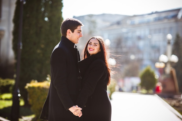 Hermosa joven pareja se encuentra en un parque de la ciudad