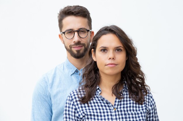 Hermosa joven pareja mirando a cámara