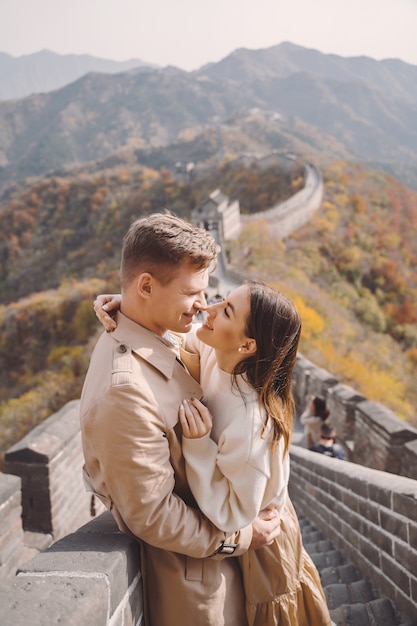 Hermosa joven pareja mostrando afecto en la Gran Muralla China