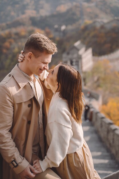 Hermosa joven pareja mostrando afecto en la Gran Muralla China