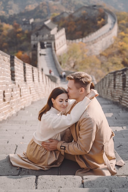 Hermosa joven pareja mostrando afecto en la Gran Muralla China