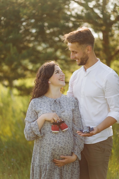 Hermosa joven pareja pasar tiempo en el jardín