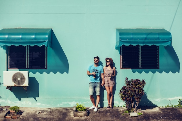 Hermosa joven pareja posando en las calles de la ciudad, amor y ternura.