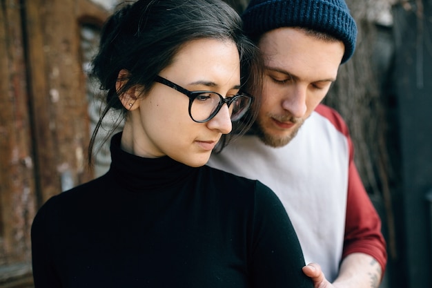 Hermosa joven pareja posando sobre un edificio antiguo