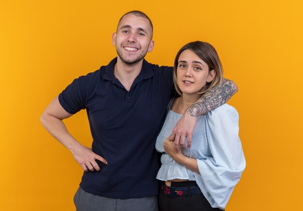 Hermosa joven pareja en ropa casual hombre y mujer feliz y positivo pasar tiempo juntos sonriendo alegremente de pie