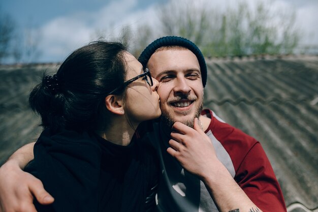 Hermosa joven pareja en el techo de la casa