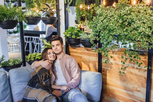 Hermosa joven pareja en la terraza de verano