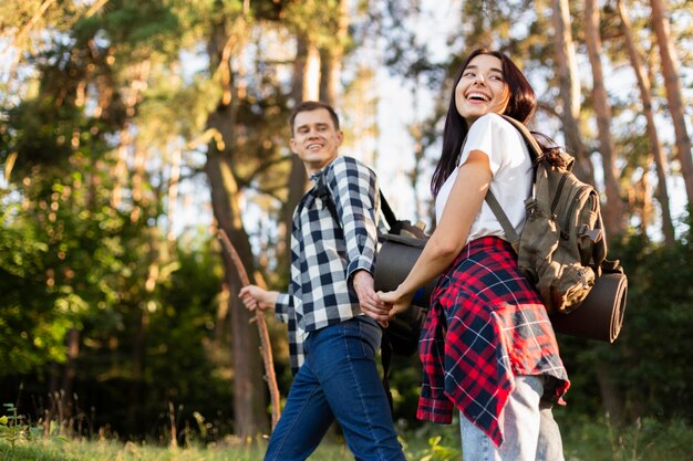 Hermosa joven pareja viajando juntos